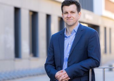 Foto: Swen Reichhold/Universität Leipzig Zu sehen ist eine Porträtaufnahme von Juniorprofessor Sebastian Blesse